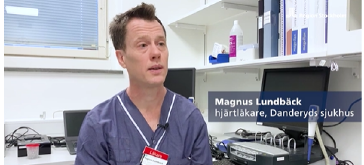 Magnus Lundbäck, hjärtläkare sitter vid sitt skrivbord.