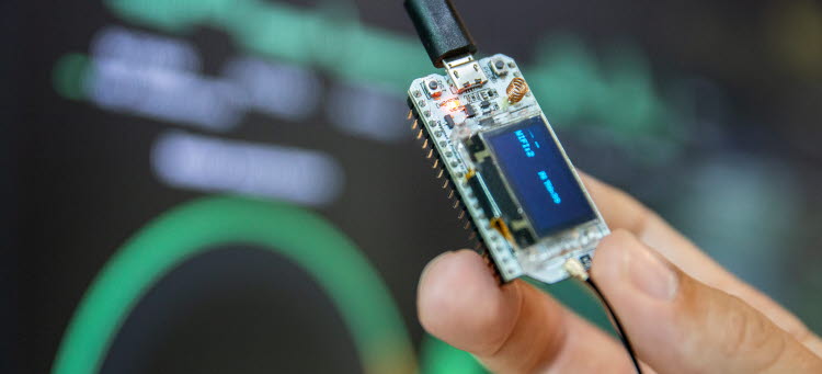 En hand som håller ett kretskort.