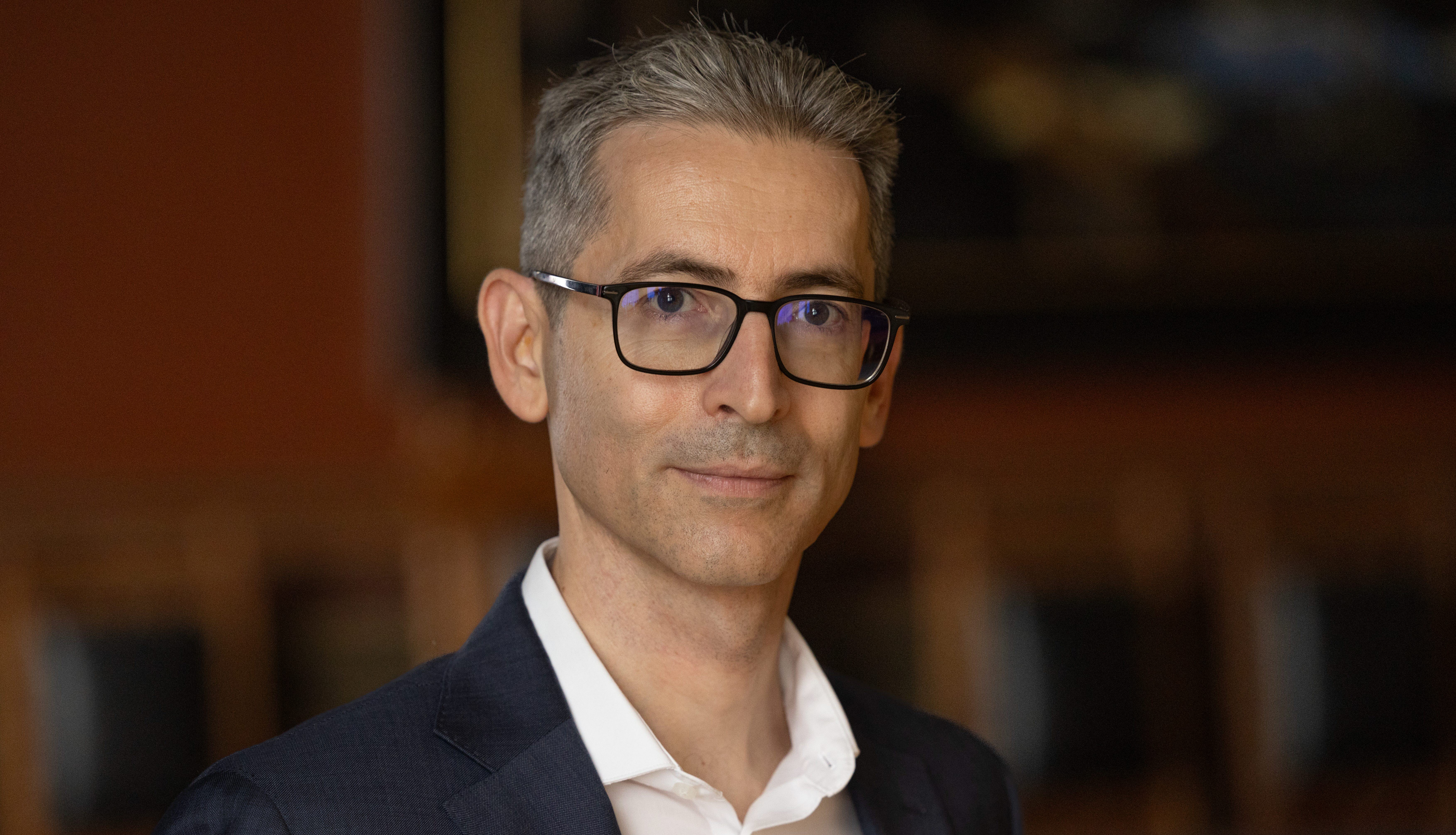 Fotios Papadopoulos tittar in i kameran.