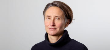 En porträttbild på Sibylle Loo som tittar in i kameran.