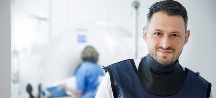 röntgensjuksköterska ler och tittar in i kameran.