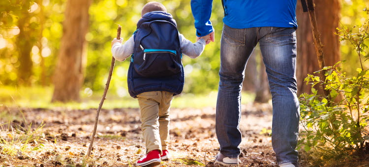 En far och son på höstpromenad.