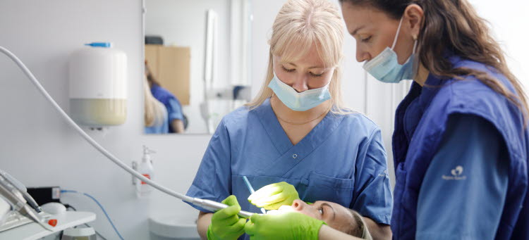 Två medarbetare på tandvårdsklinik.