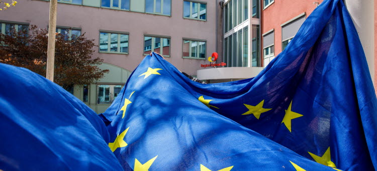 EU-flaggan hissas utanför regionhuset i Kalmar.