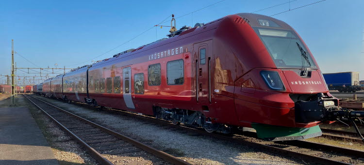 Bild på ett modernt, vinrött Krösatåg som ska ta i bruk under de närmaste åren.