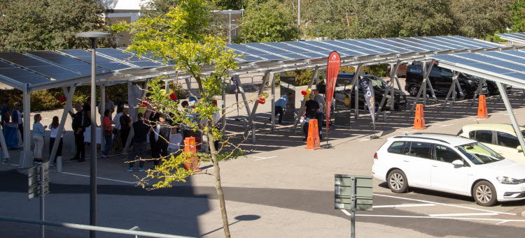 Solceller är byggda över parkeringsplatser på Oskarshamns sjukhus.