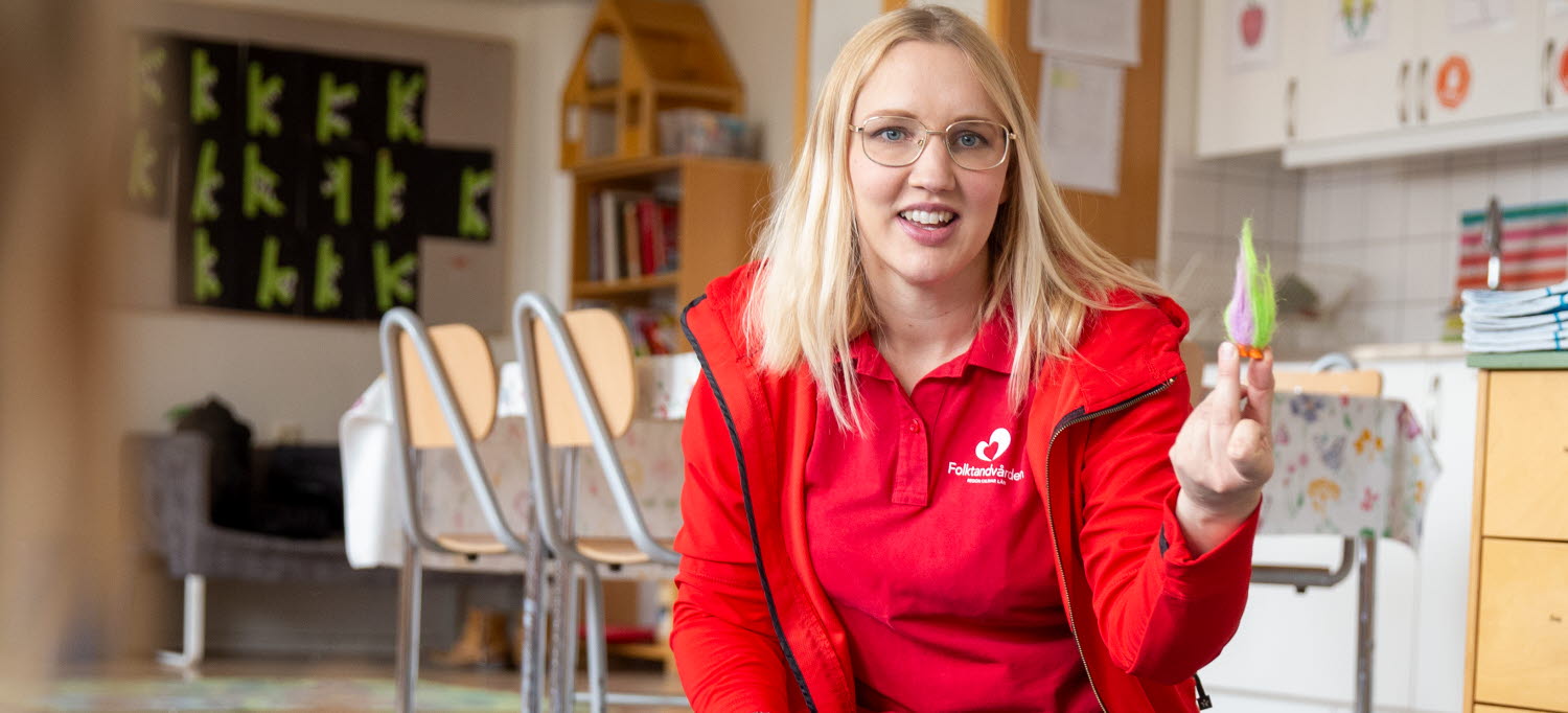 Medarbetare inom tandvården på skolbesök.