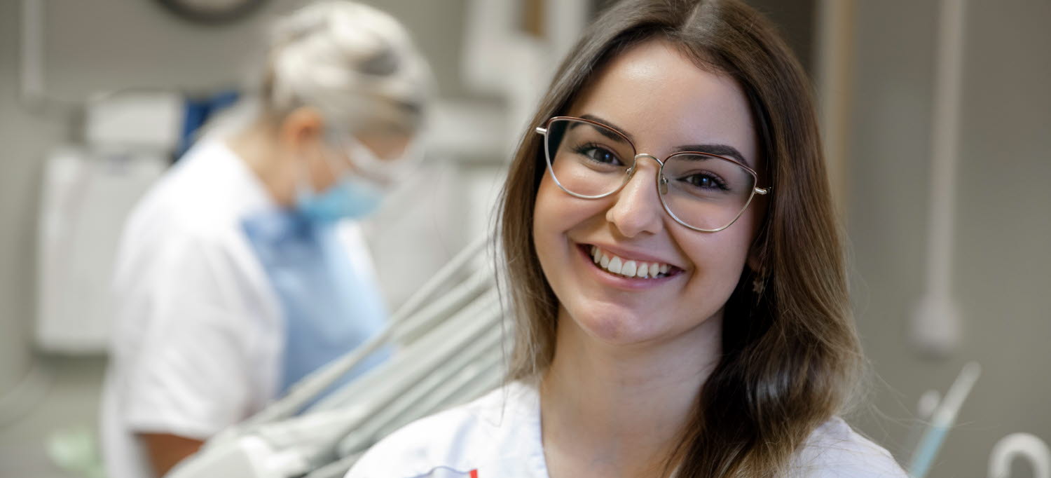 Kvinna på en tandvårdsklinik.