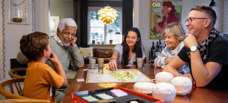 En familj spelar brädspel. 