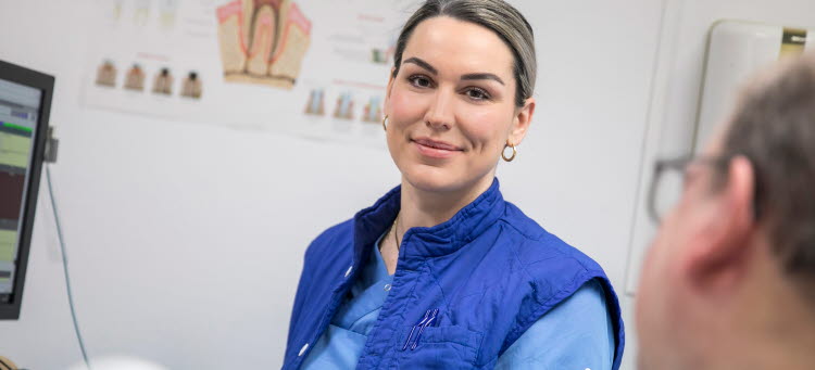 Kvinna som arbetar i tandvården.