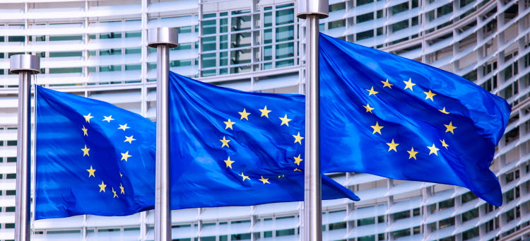 Tre EU-flaggor vajar i vinden.