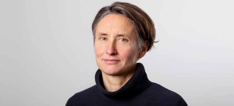 En porträttbild på Sibylle Loo som tittar in i kameran.